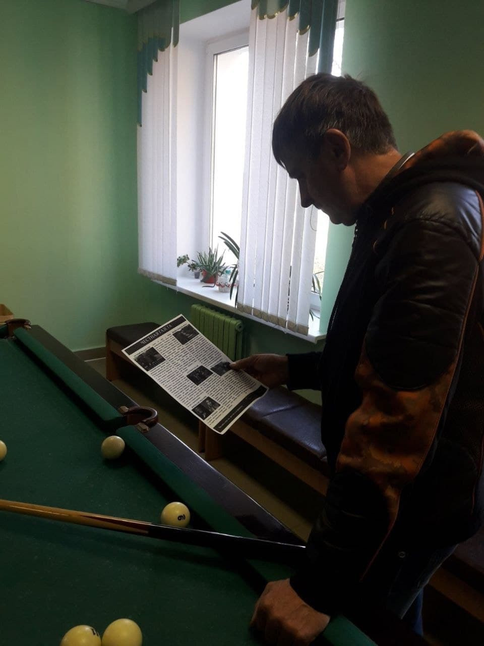 Readers (2022). Künstler Verstecktoff