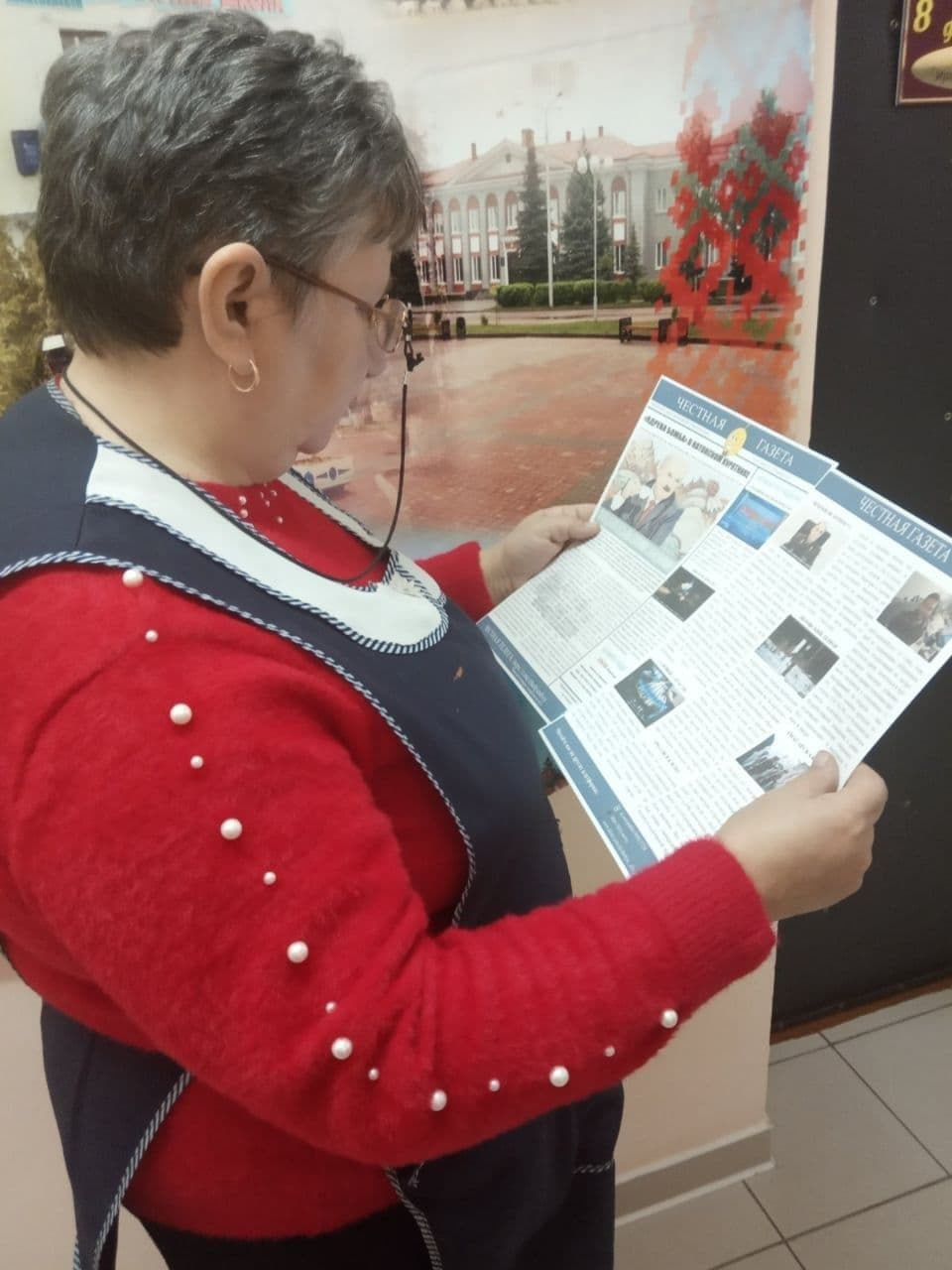 Readers (2022). Künstler Verstecktoff