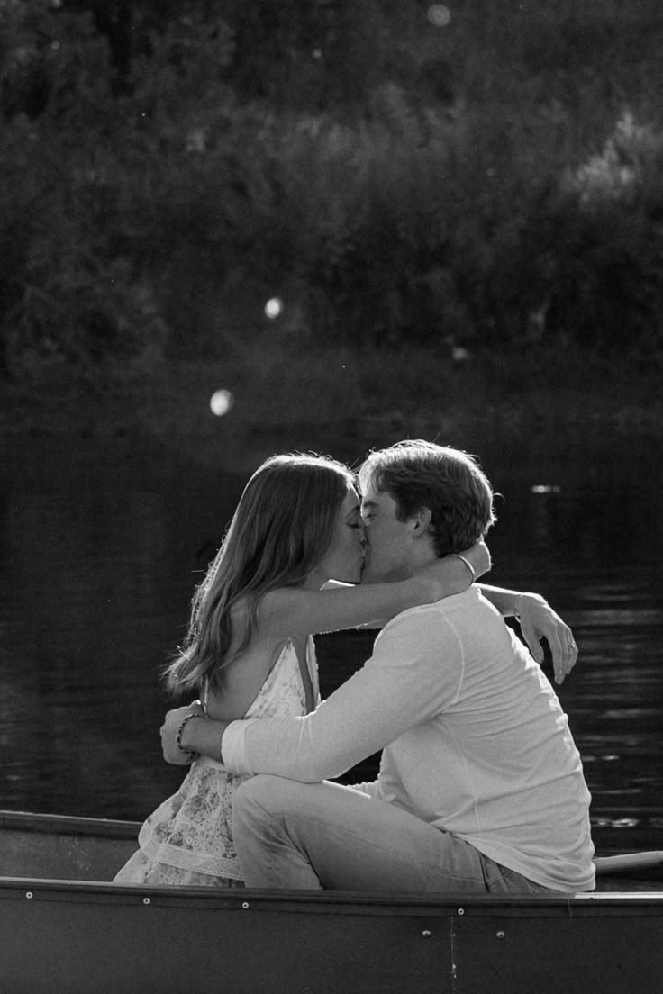 Молодожёны на лодке в парке Победы — живописные кадры свадьбы в Петербурге