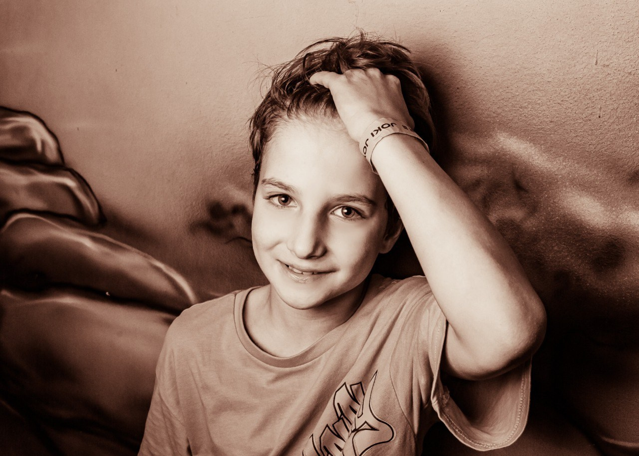 На фотографии Саша, это друг Софии, они празднуют день рождения Софии