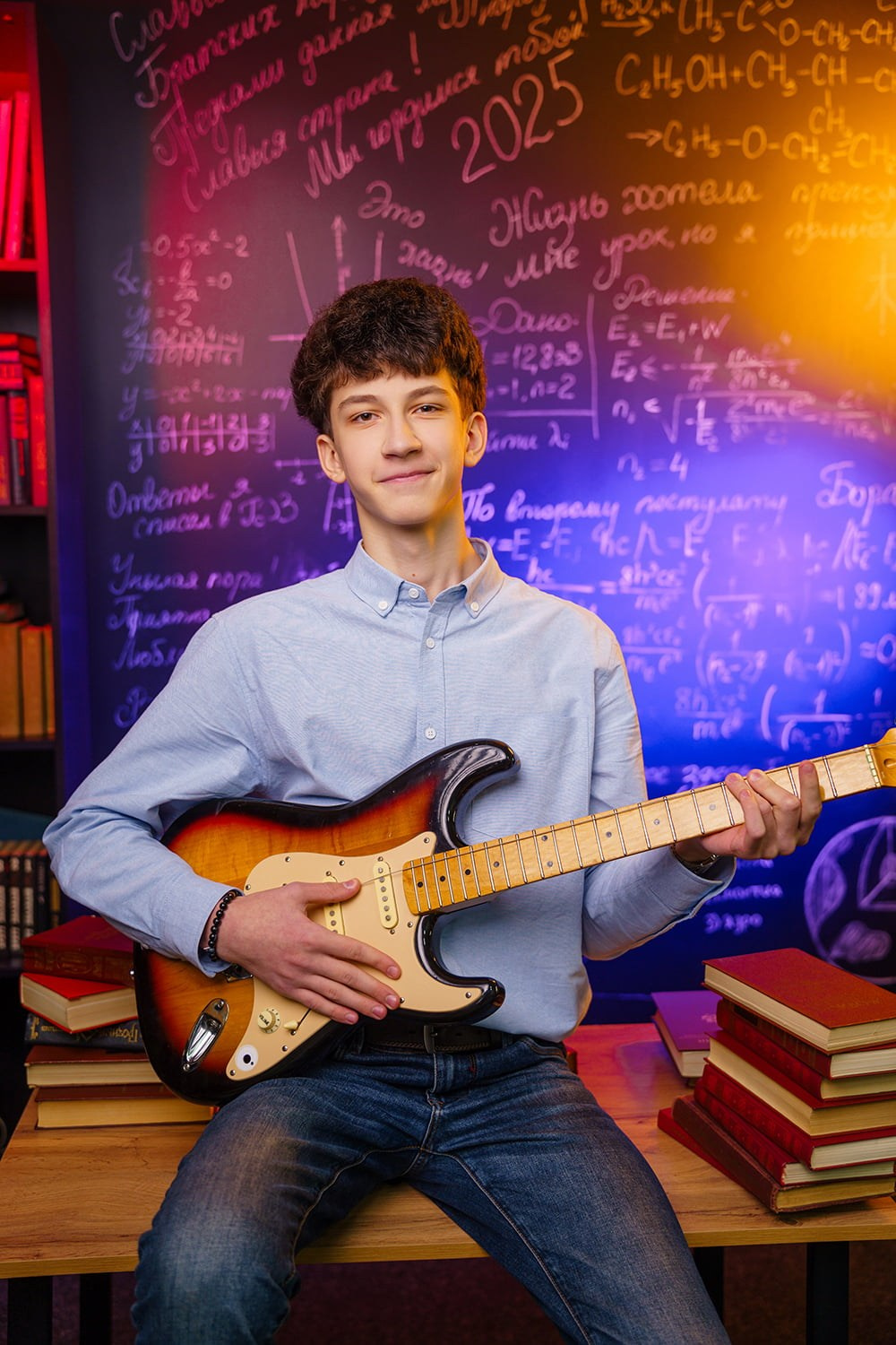 Фотосессия для выпускного альбома 9 класса в студии с цветными фильтрами. СИГМА | Студия выпускных альбомов Красноярск