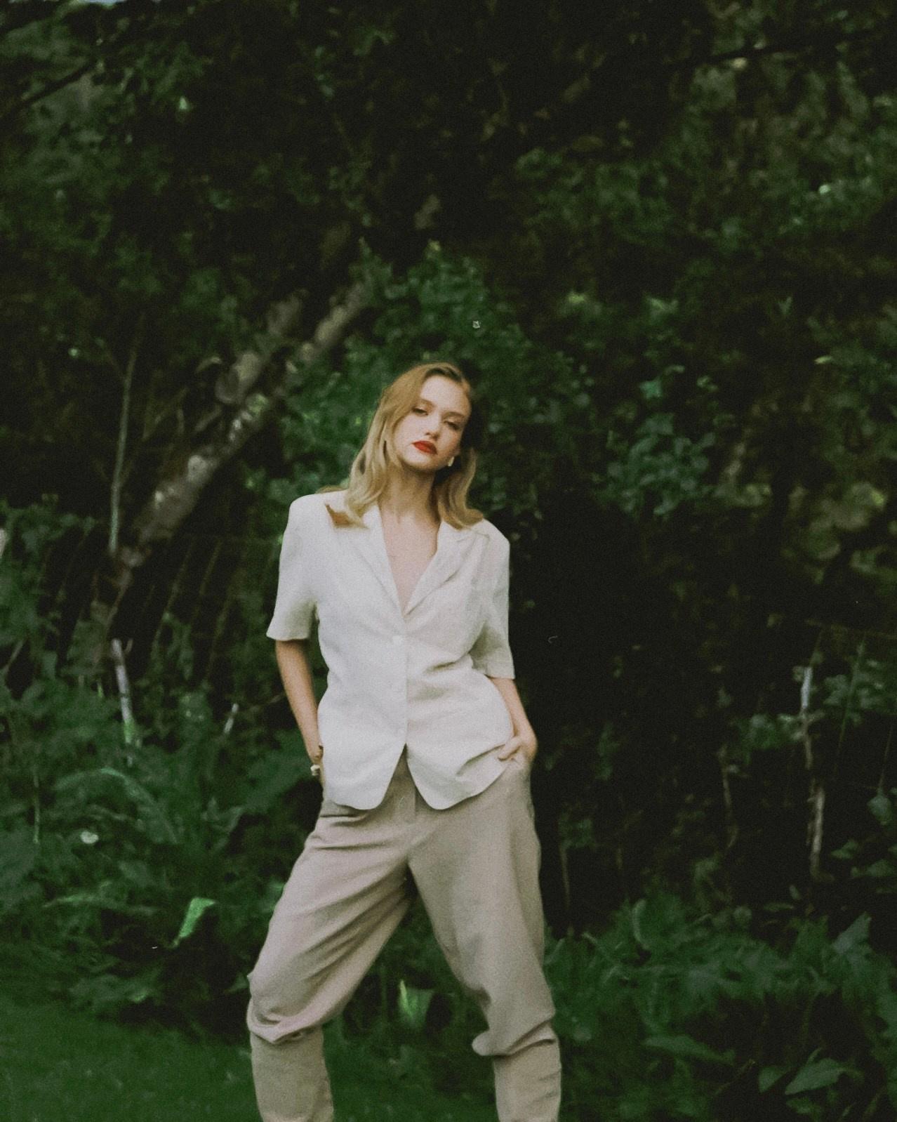 Près de l'arbre. Fashion, portrait, personal photographer. Almaty, KZ