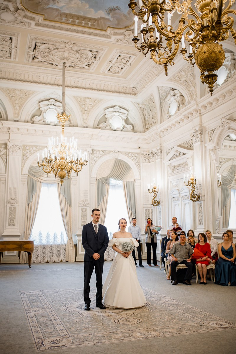 жених и невеста в ЗАГСе