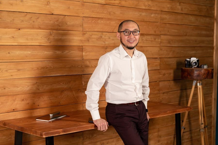 Деловой (бизнес) портрет. Фотостудия Алматы. Фотосъемка Алматы. Фотосессия Алматы. Фотокурсы. Обучение фотографии. Аренда студии