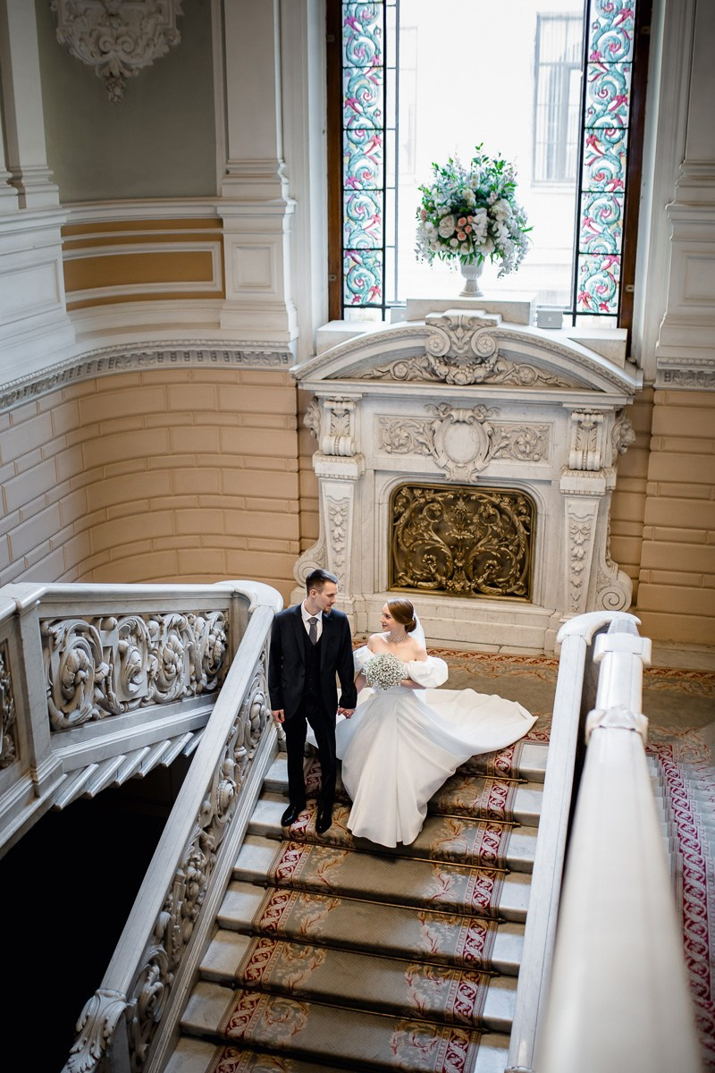 жених и невеста на лестнице