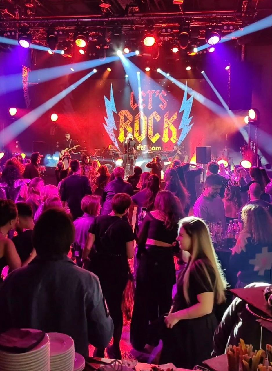 Ведущий + диджей + 1 из 8 моих услуг в подарок!