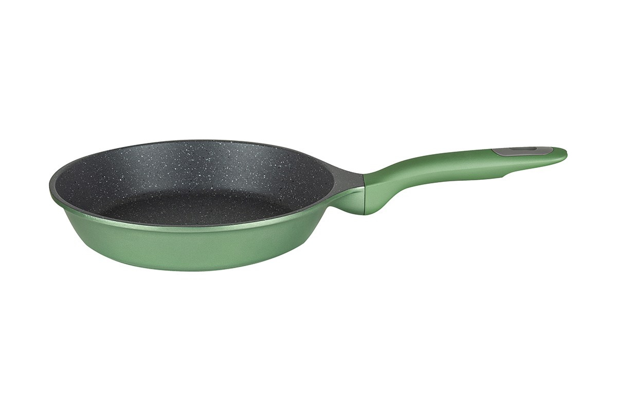 Сковорода зеленая с зеленой ручкой на белом фоне