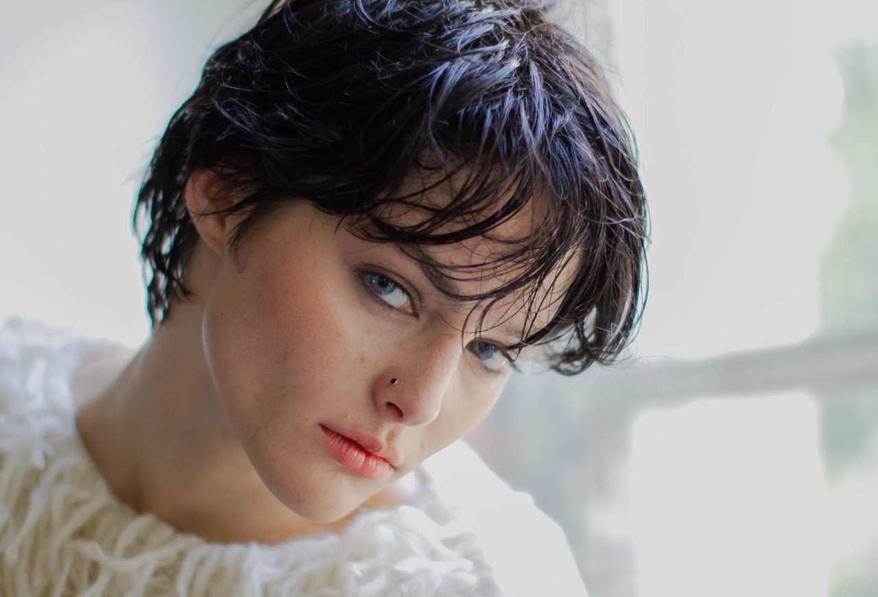 На фотографии модель которая позирует в студии