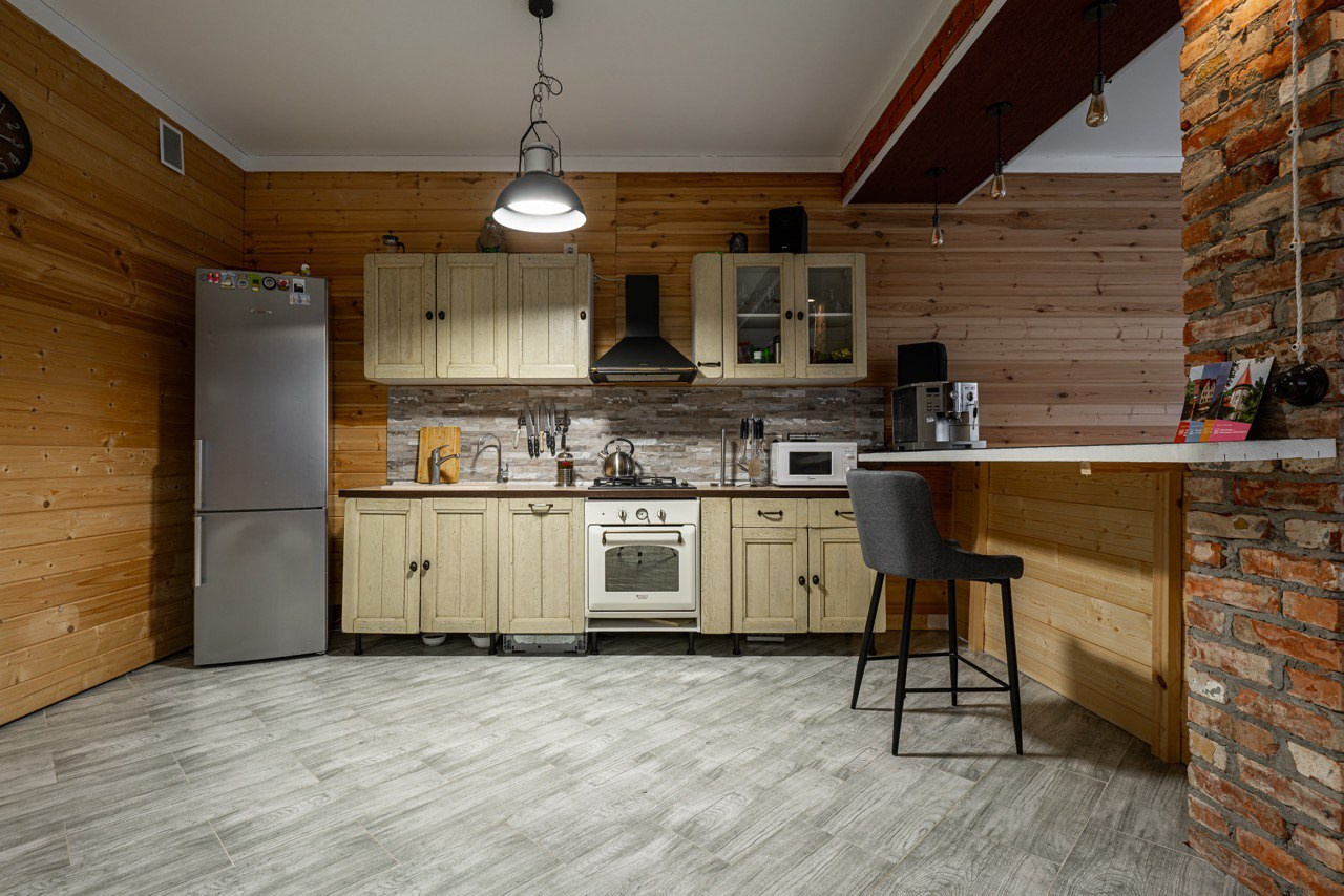 кухня в коттедже на берегу моря в Заостровье