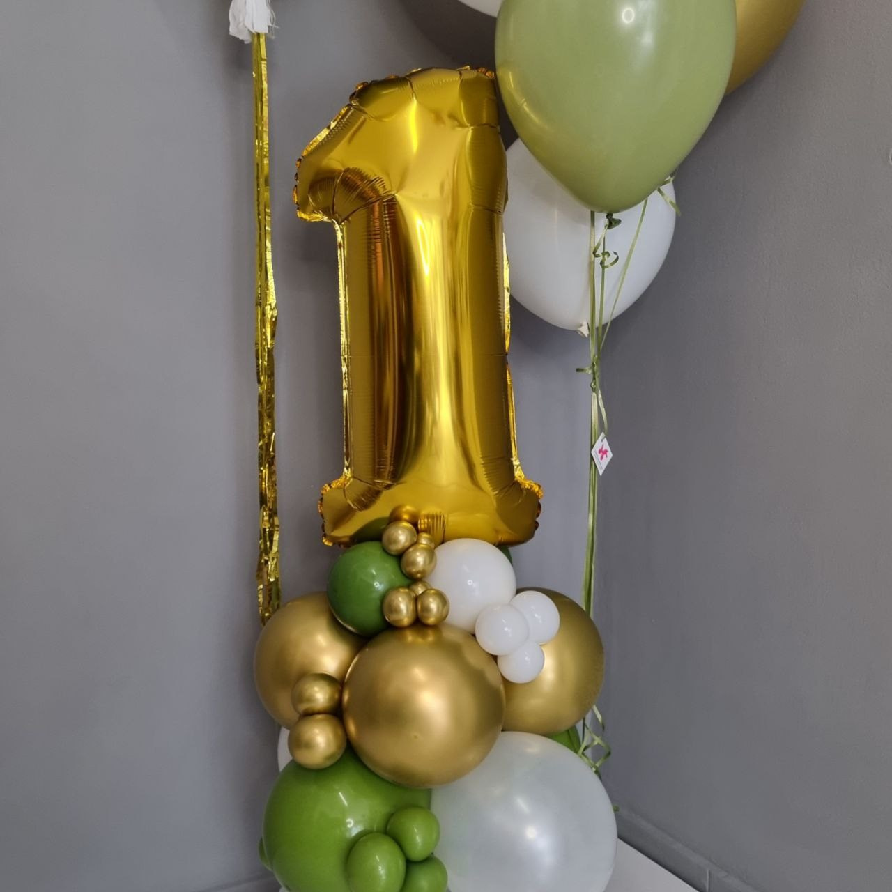 Balino prvi rodendan dostava balona Novi Sad dostava balonaBeograd. Шары с гелием, фотозоны Нови Сад Белград. Balone i dekoracije od balona Novi Sad Beograd