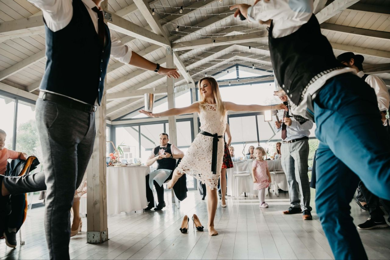 Ведущий + диджей + 1 из 8 моих услуг в подарок!