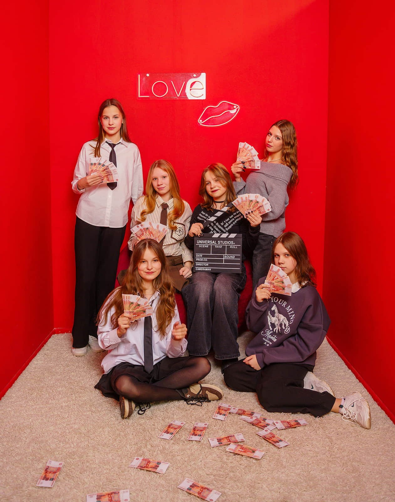 стильные яркие фото для выпускного альбома в красной локации фотостудия сигма красноярск