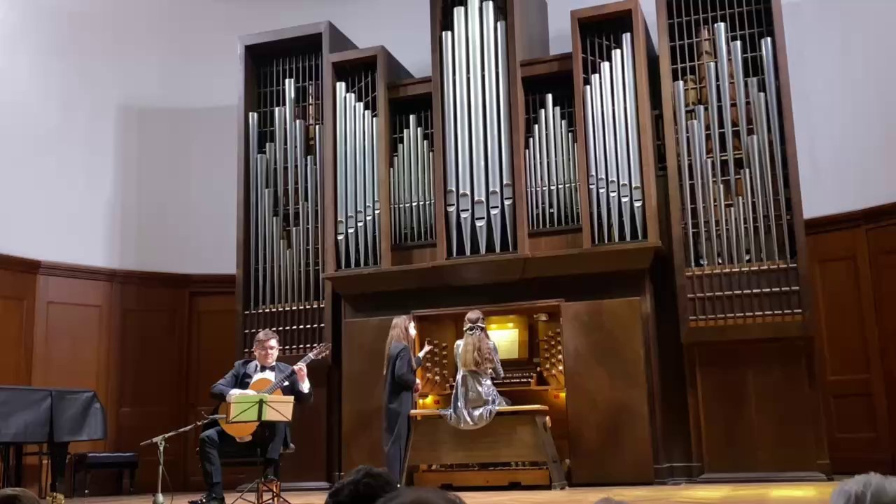 Концерт «Музыка в садах Испании, Аргентины и Франции» прошёл в Малом зале Московской консерватории. Дмитрий Бородаев