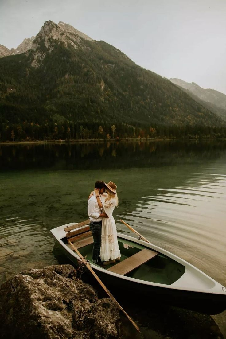 Лодка на озере в парке Победы — идея для атмосферной фотосессии в СПб