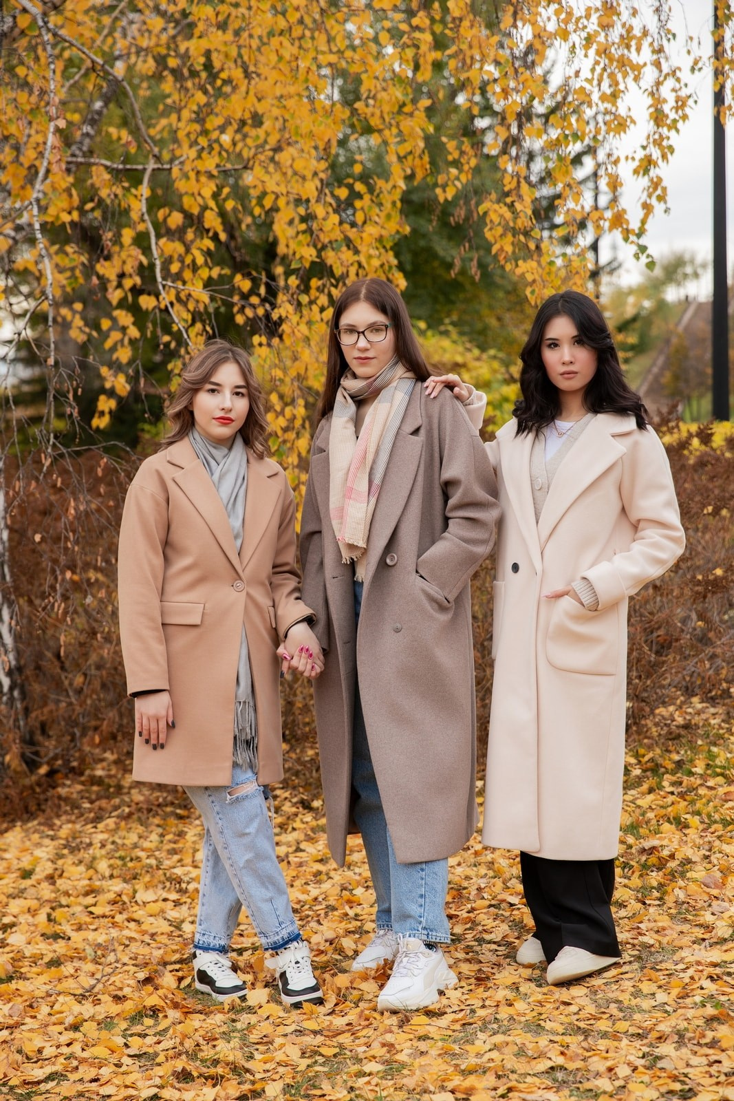 Бежевый стиль - пример образа для осенней фотосессии 9-11 класс