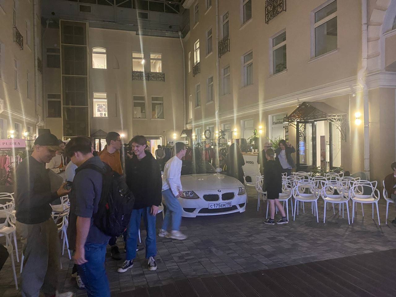 9 сентября в пространстве Raskroi (СПб) прошло мероприятие посвященное гению автомобильного дизайна — «Крис Бэнгл — путь легенды». Автомобильный фотограф Антон Цырулев