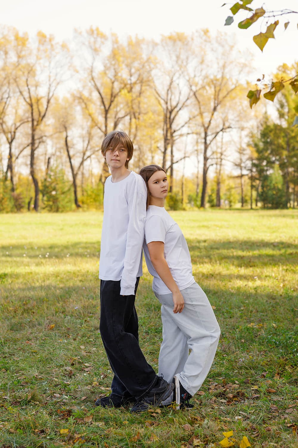 Фотосессия 9 класса в осеннем парке: живые эмоции и стильные кадры для выпускного альбома. СИГМА | Студия выпускных альбомов Красноярск