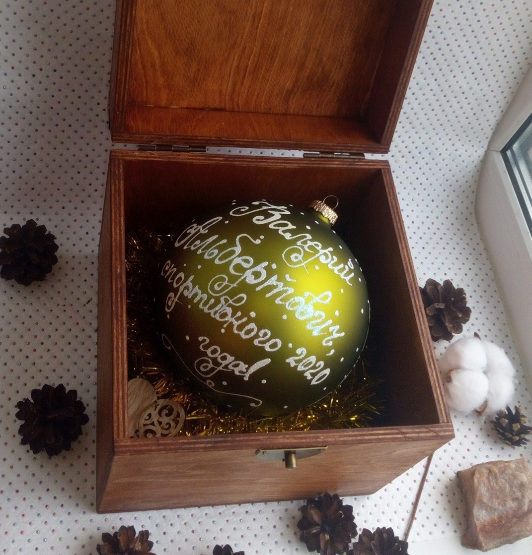 елочный шар в шкатулке для подарка учителям на новый год