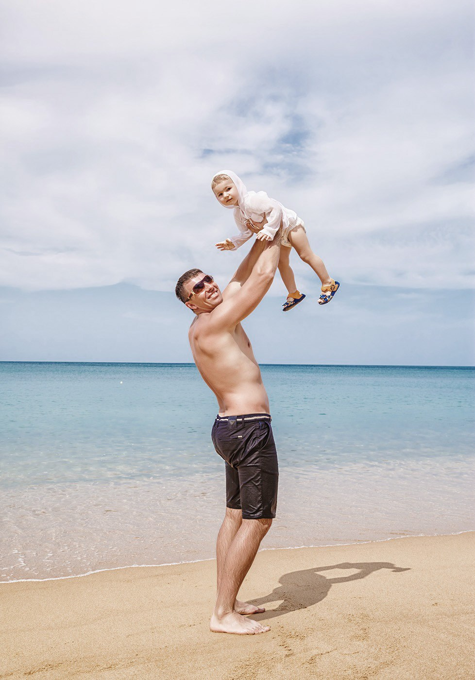 красивая Семейная фотосессия на Пхукете папа сын на пляже лучший фотограф пляж Ката Карон Найхарн Патонг Майкао лазурное море идея место поза заказать цена стоимость