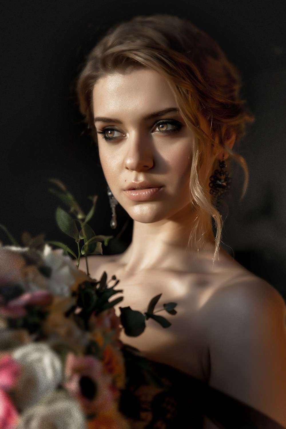 Портрет невесты с букетом цветов Силует невесты у большого окна в закате Свадебная фотосъемка в Москве. Свадебный фотограф в Москве Сергей Гаварос. — Круто снимаю любые свадьбы! — Помогу с позированием и подбором локаций Доступные цены.