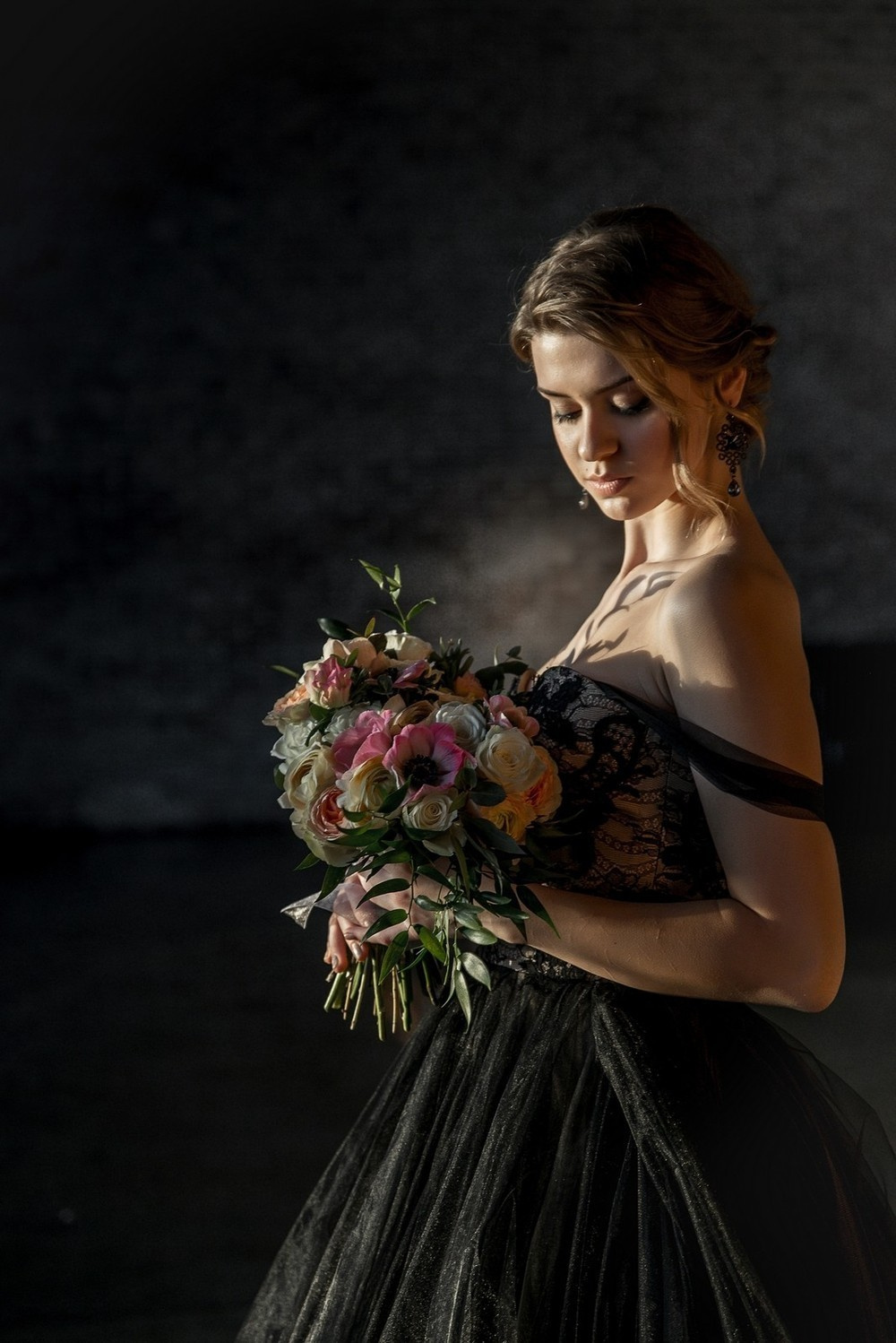 Портрет невесты с букетом цветов Силует невесты у большого окна в закате Свадебная фотосъемка в Москве. Свадебный фотограф в Москве Сергей Гаварос.