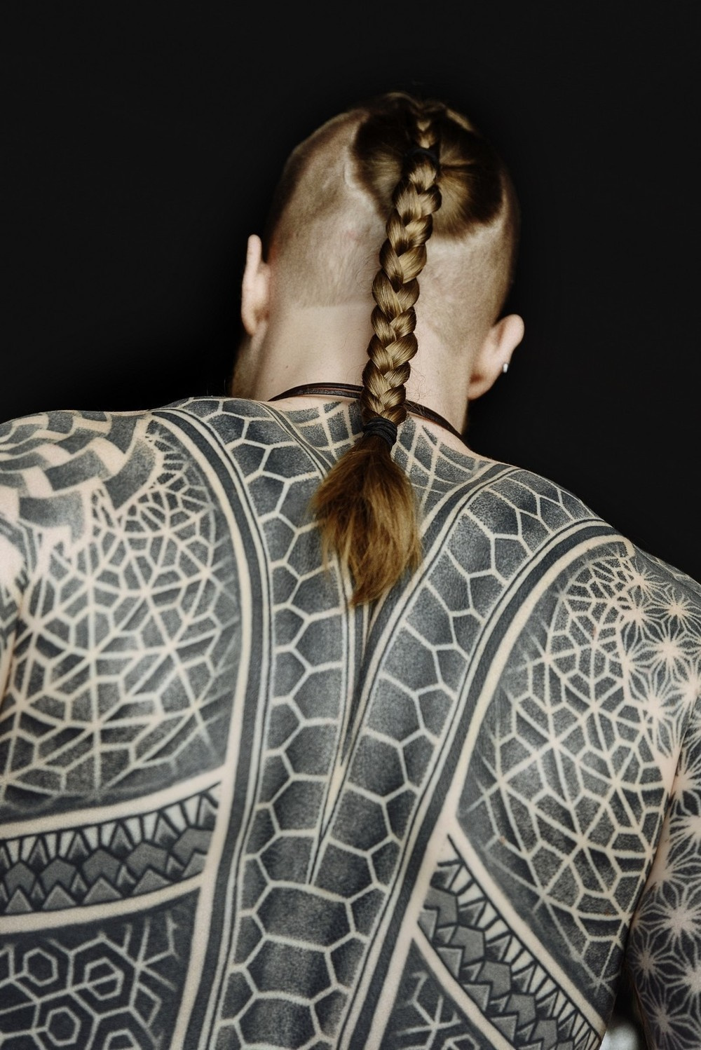 Мужчина с косичкой и татуированной спиной. Свадебная фотосъемка в Москве. Свадебный фотограф в Москве Сергей Гаварос. — Круто снимаю любые свадьбы! — Помогу с позированием и подбором локаций Доступные цены.