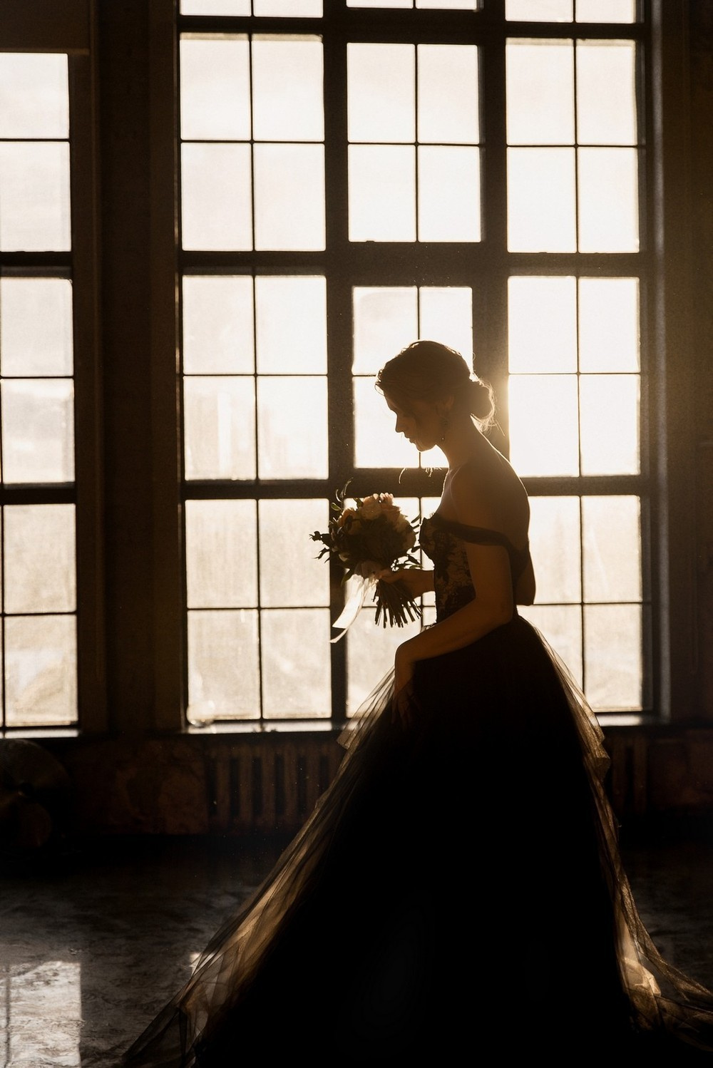 Силует невесты с букетом у большого окна в закате Свадебная фотосъемка в Москве. Свадебный фотограф в Москве Сергей Гаварос. — Круто снимаю любые свадьбы! — Помогу с позированием и подбором локаций Доступные цены.