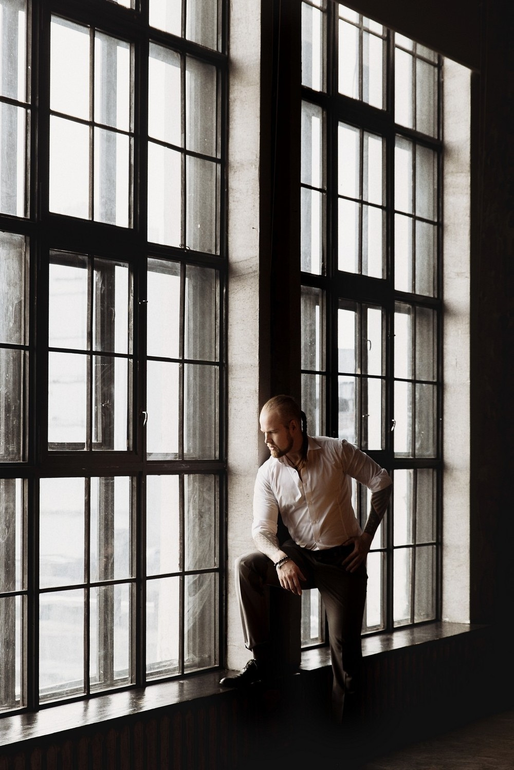 Жених оперся ногой на подоконник и смотрит в большое панорамное окно Свадебная фотосъемка в Москве. Свадебный фотограф в Москве Сергей Гаварос. — Круто снимаю любые свадьбы! — Помогу с позированием и подбором локаций Доступные цены.