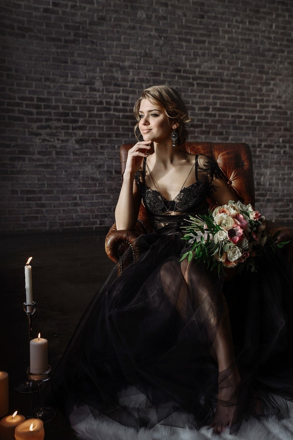 Портрет невесты в черном платье сидящей в кресле с букетом цветов Свадебная фотосъемка в Москве. Свадебный фотограф в Москве Сергей Гаварос.