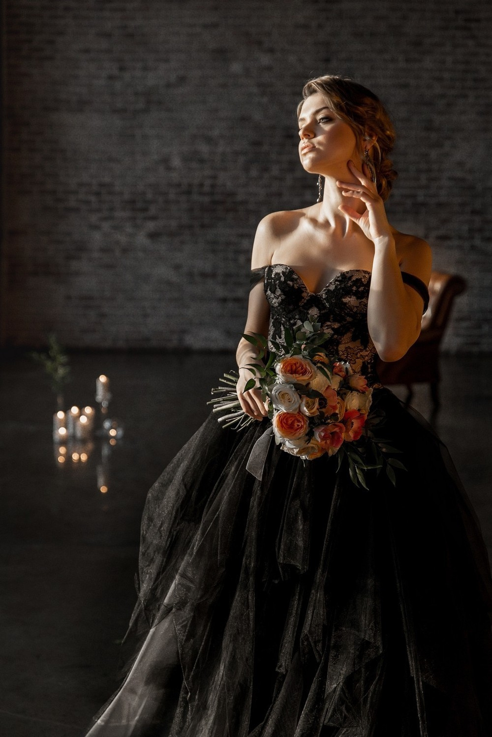 Портрет невесты в черном свадебном платье с букетом Силует невесты у большого окна в закате Свадебная фотосъемка в Москве. Свадебный фотограф в Москве Сергей Гаварос. — Круто снимаю любые свадьбы! — Помогу с позированием и подбором локаций Доступные цены.