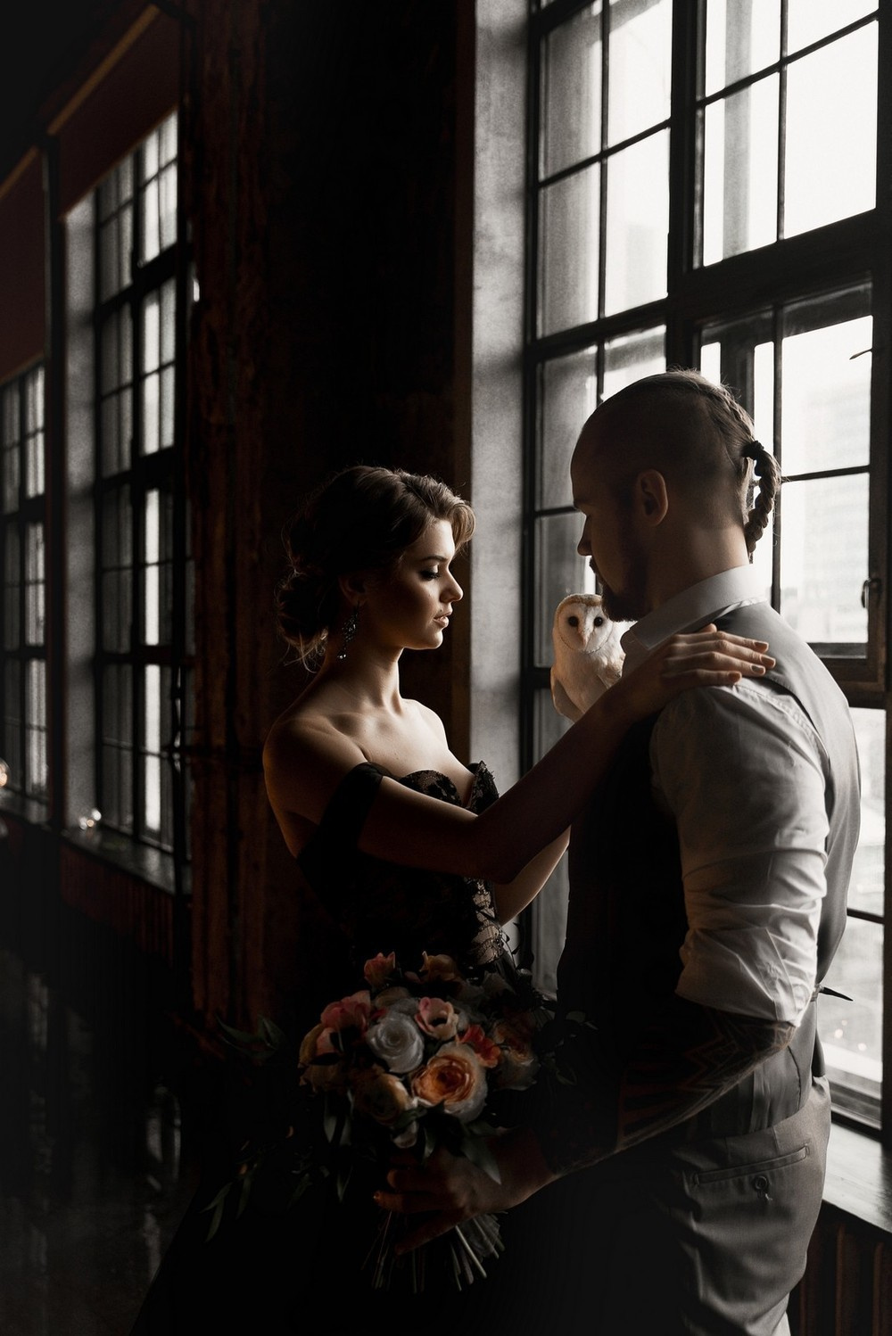 жених и невеста обнимаются у окна.  Свадебная фотосъемка в Москве. Свадебный фотограф в Москве Сергей Гаварос.