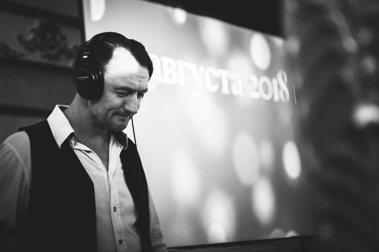 Познакомьтесь с диджеем Сергея Рябинина. Один из лучших event dj город. Ведущий на свадьбу, корпоратив и юбилей в Москве Сергей Рябинин