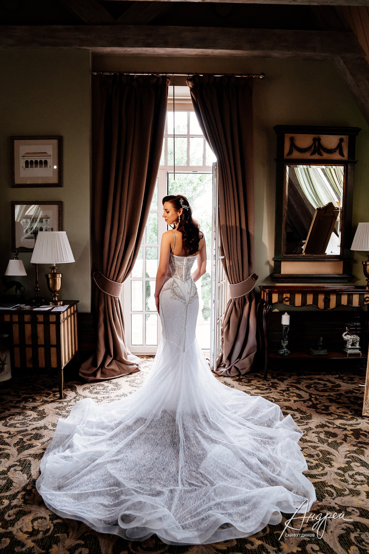 Невеста в отеле. Красивое свадебное платье со шлейфом. Свадебный фотограф в Ростове-на-Дону Андрей Сайфутдинов.