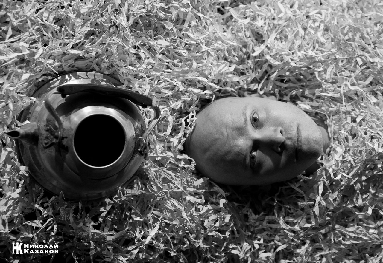 Артист Антон Ксенев на репетиции спектакля «Замок» в камерном театре Малыщицкого. Николай Казаков. Профессиональный фотограф. Преподаватель фотографии