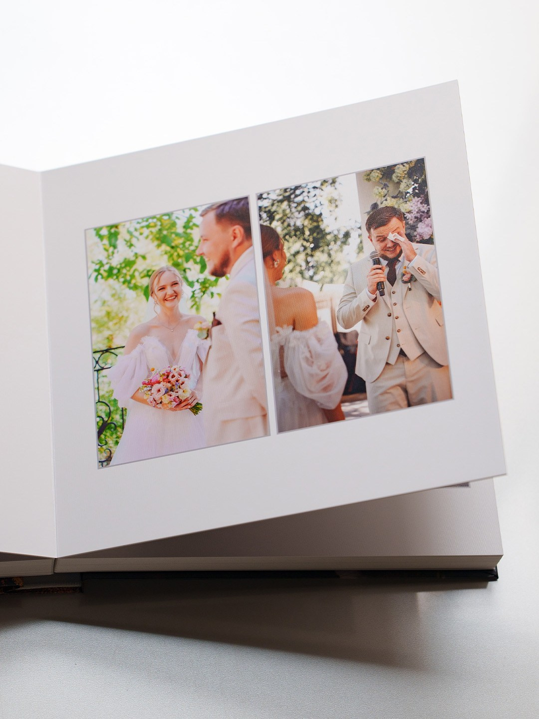 Разворот свадебной фотокниги премиум-класса. Пример работ фотографа Андрея Сайфутдинова по фотосъемке и изготовлению фотокниг в Ростове-на-Дону.
