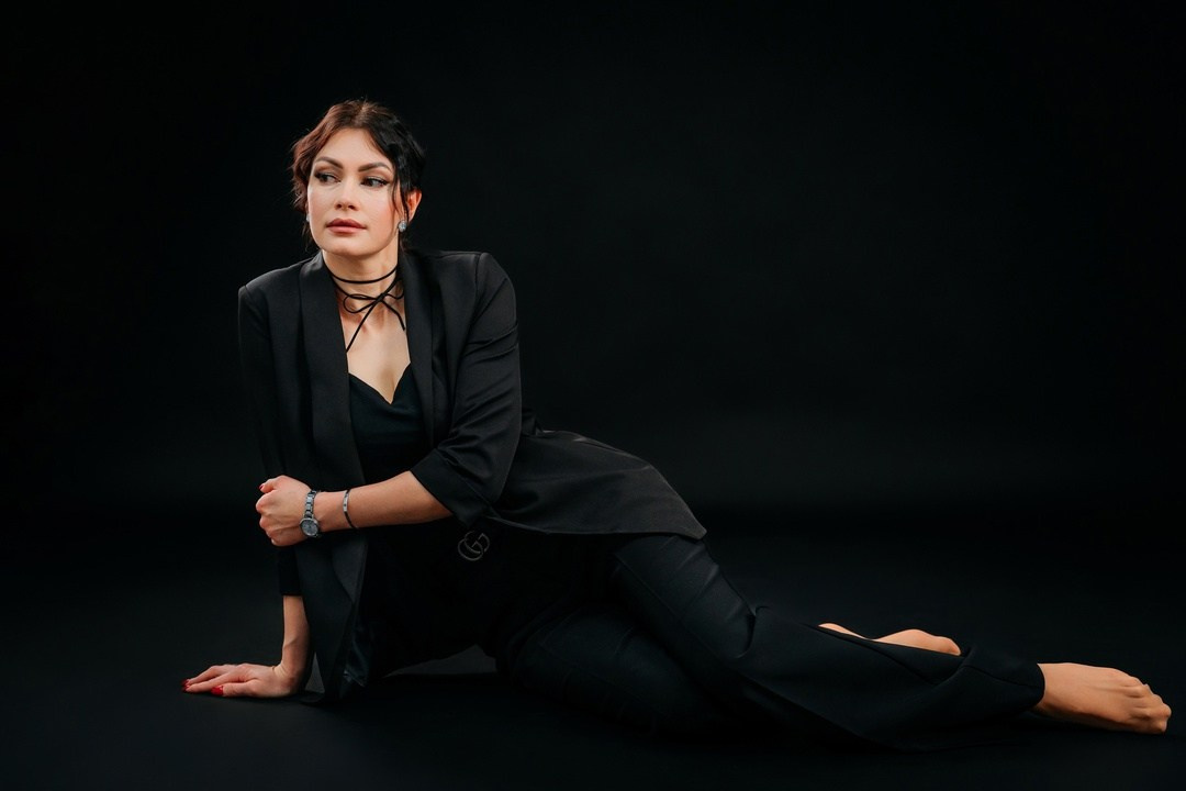 Девушка в черной одежде, фотосессия в студии на черном фоне