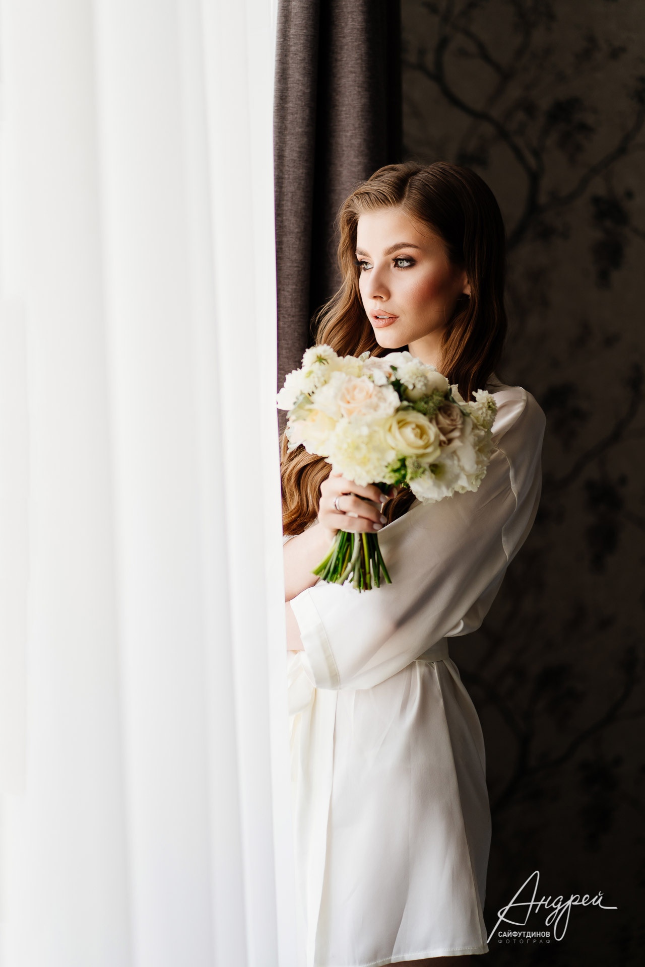 Утро невесты. Красивая невеста с букетом. Фотограф Андрей Сайфутдинов