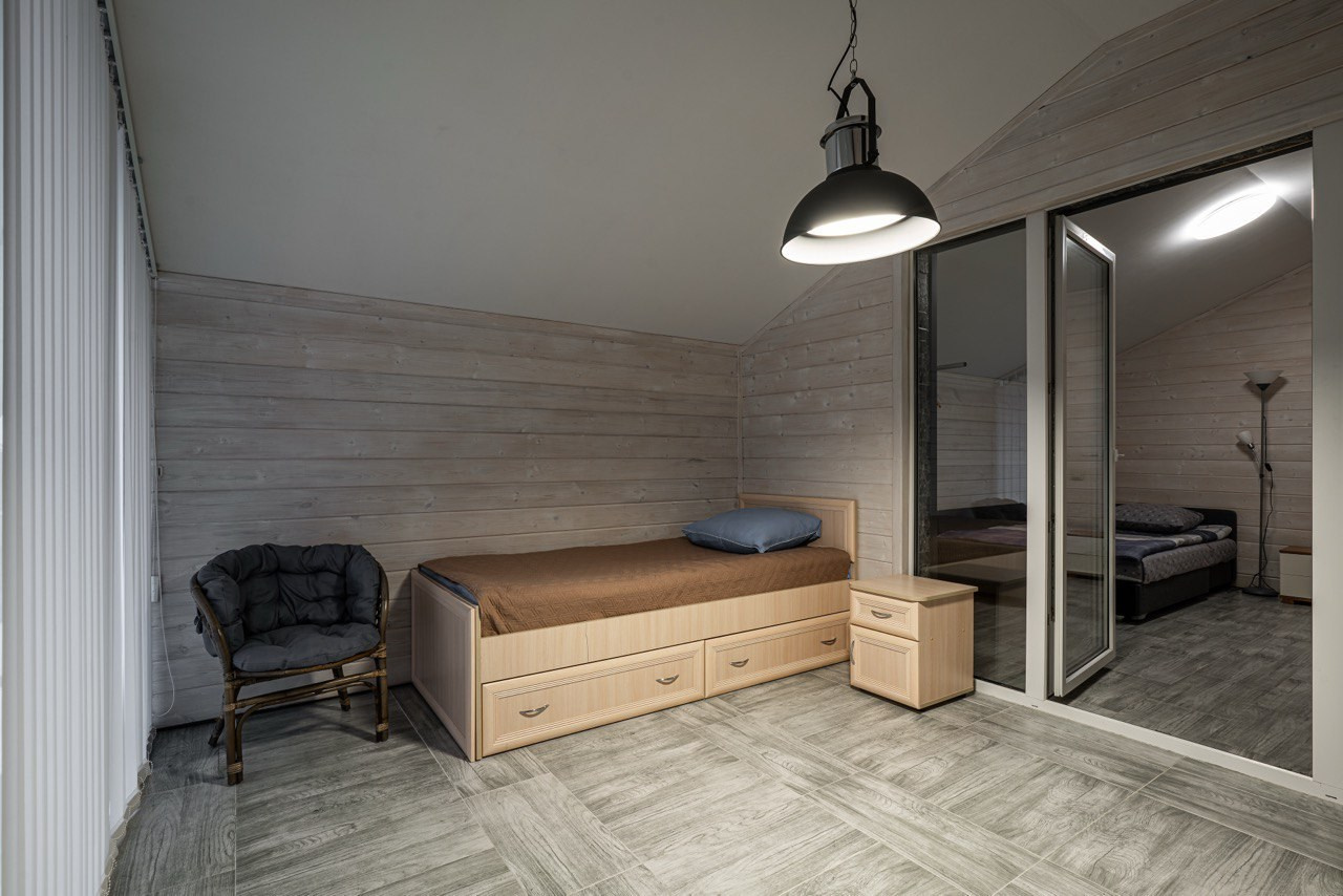 номер в коттедже с односпальной кроватью