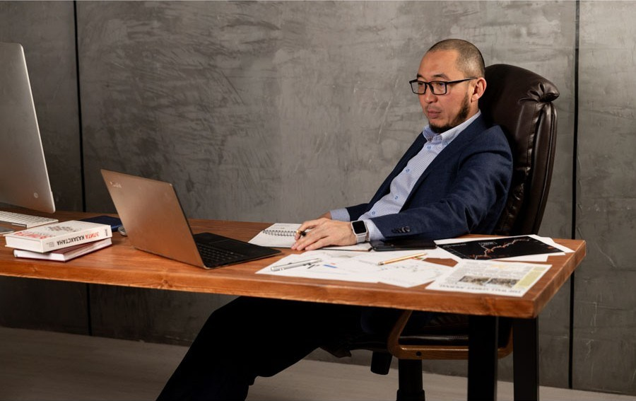 Деловой (бизнес) портрет. Фотостудия Алматы. Фотосъемка Алматы. Фотосессия Алматы. Фотокурсы. Обучение фотографии. Аренда студии