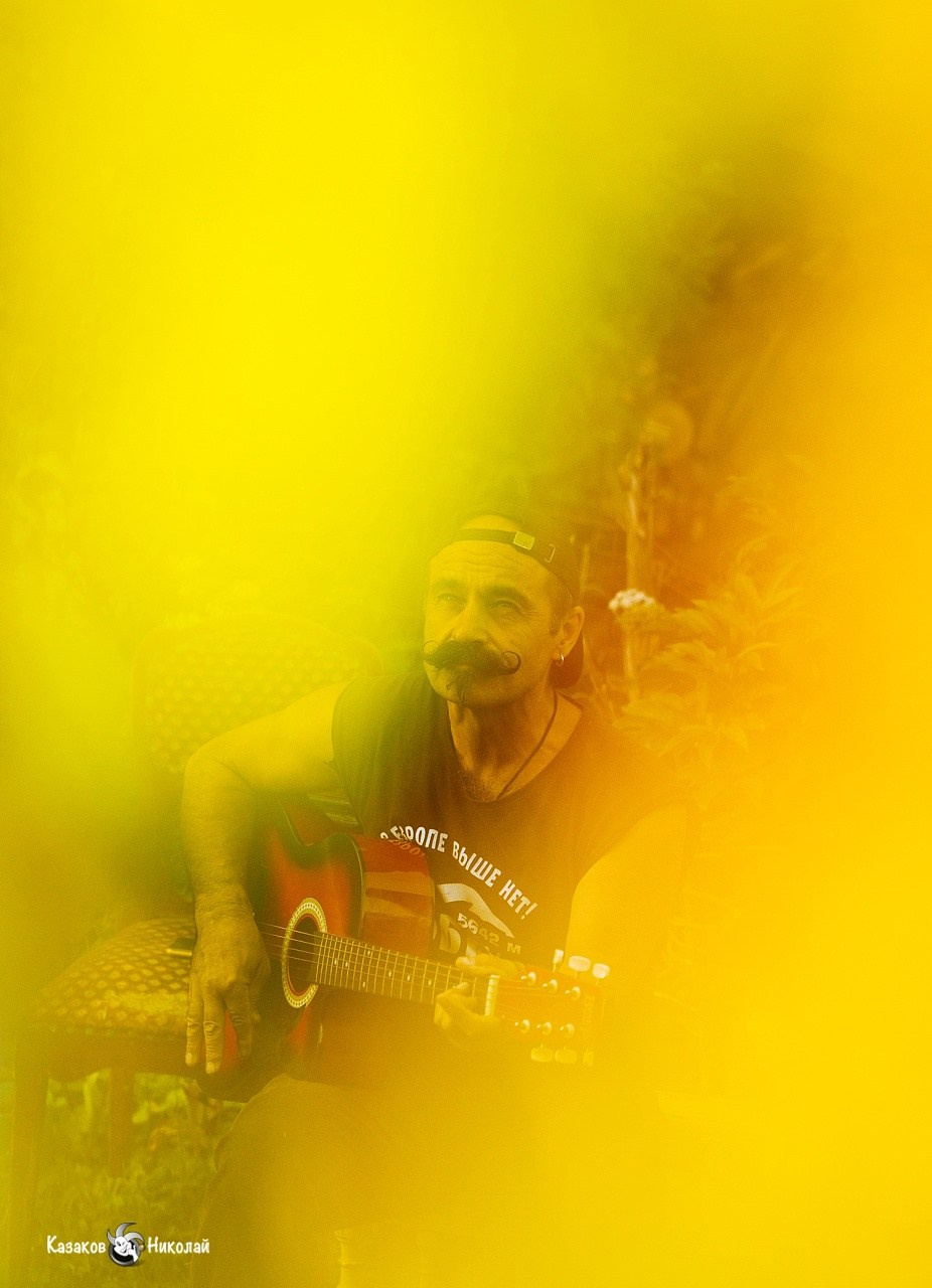 Сихаилл Новицкий исполлняет свои песню пол гитару на квартирном концерте под открытым небом