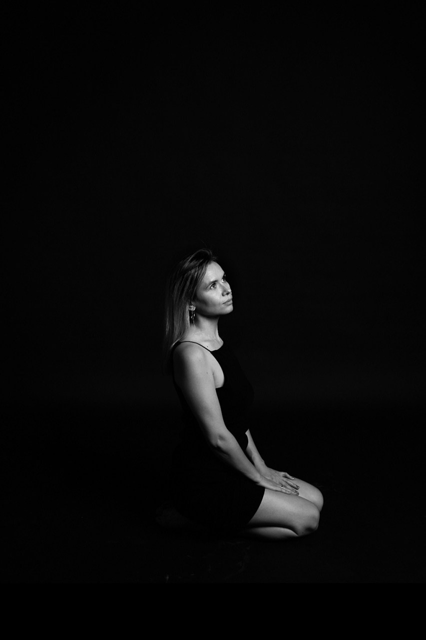 Автопортретная #5 Фотостудия чисто черный фон и черно белый цвета показывают глубокие эмоции девушки