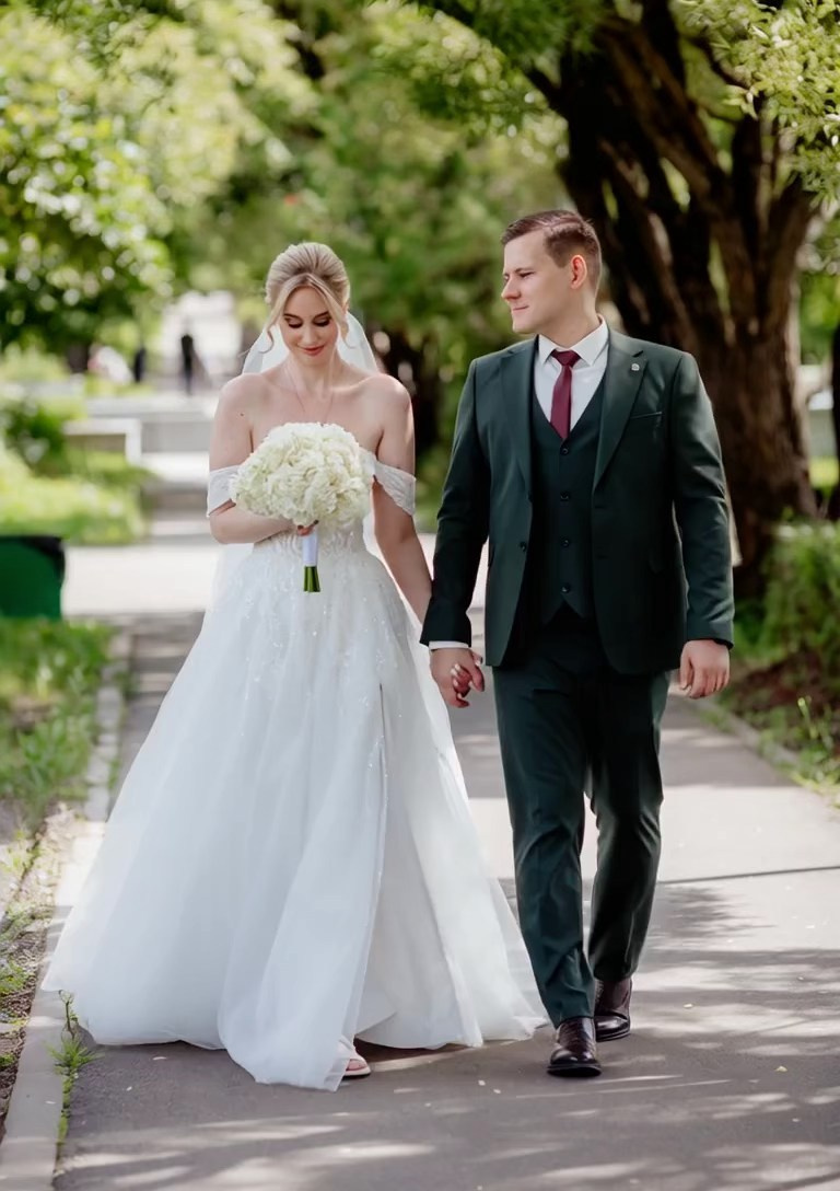 Молодожены: Даниил и Вера в парке Зеленограда. Свадебный фотограф Александр Абрамов Москва / Зеленоград