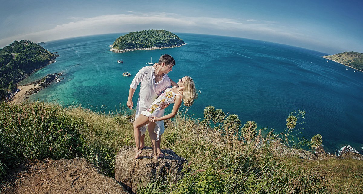 фотосессия лавстори на Пхукете фотограф в тайланде на пляже красивое место идея образ девушка в купальнике примеры фото позы для фотосессии Патонг пляж Карон Найхарн Ката Майкао пальма экскурсия Заказать фотосессию цена стоимость lovestory путешествие экскурсия