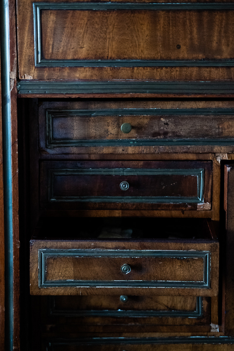 Старый шкаф для писем и документов