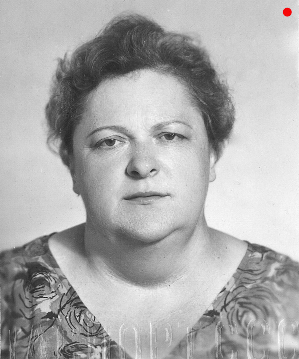 Фотография Веры Алексеевны Федоренко из советского паспорта. Это фото мы использовали для памятника на могиле бабушки, установленного в 2011 году. Тогда у меня не было других фото бабушки в молодости