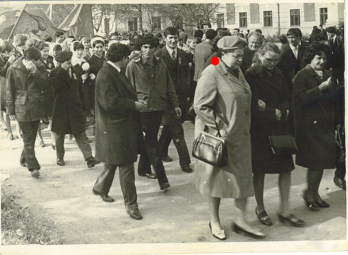 Архивное фото с демонстрации, возможно, на Первое мая или Седьмое ноября. Преподаватели Чечено-Ингушского государственного университета, среди них — моя бабушка (отмечена красной точкой). Фото предоставили бабушкины коллеги и ученики