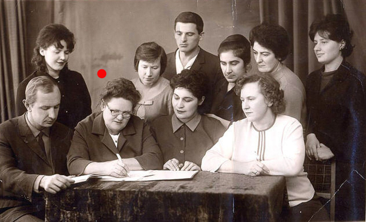 Архивное фото. Преподаватели Чечено-Ингушского государственного университета, 1960-е годы. На таких фото я ищу свою бабушку (отмечена красной точкой). Ее семейный архив остался в Грозном, ныне утерян
