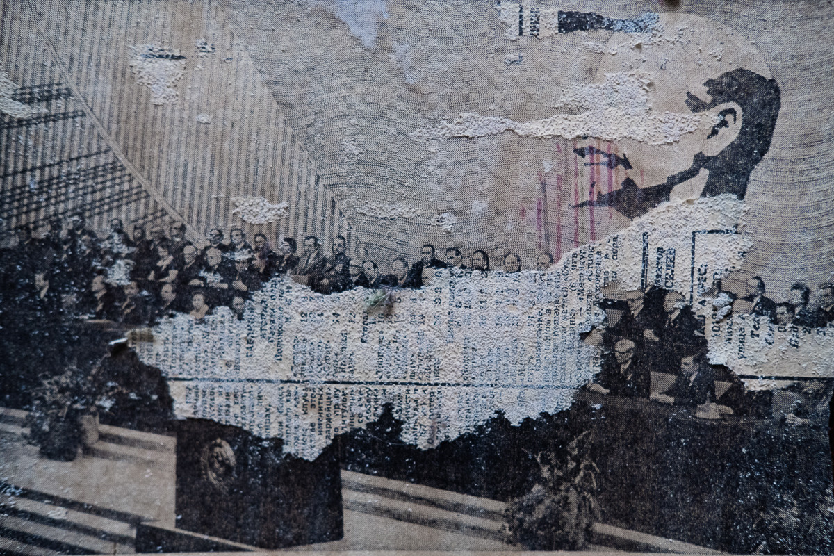 Изображения на обратной стороне обоев, оставленные газетами 1970-х годов