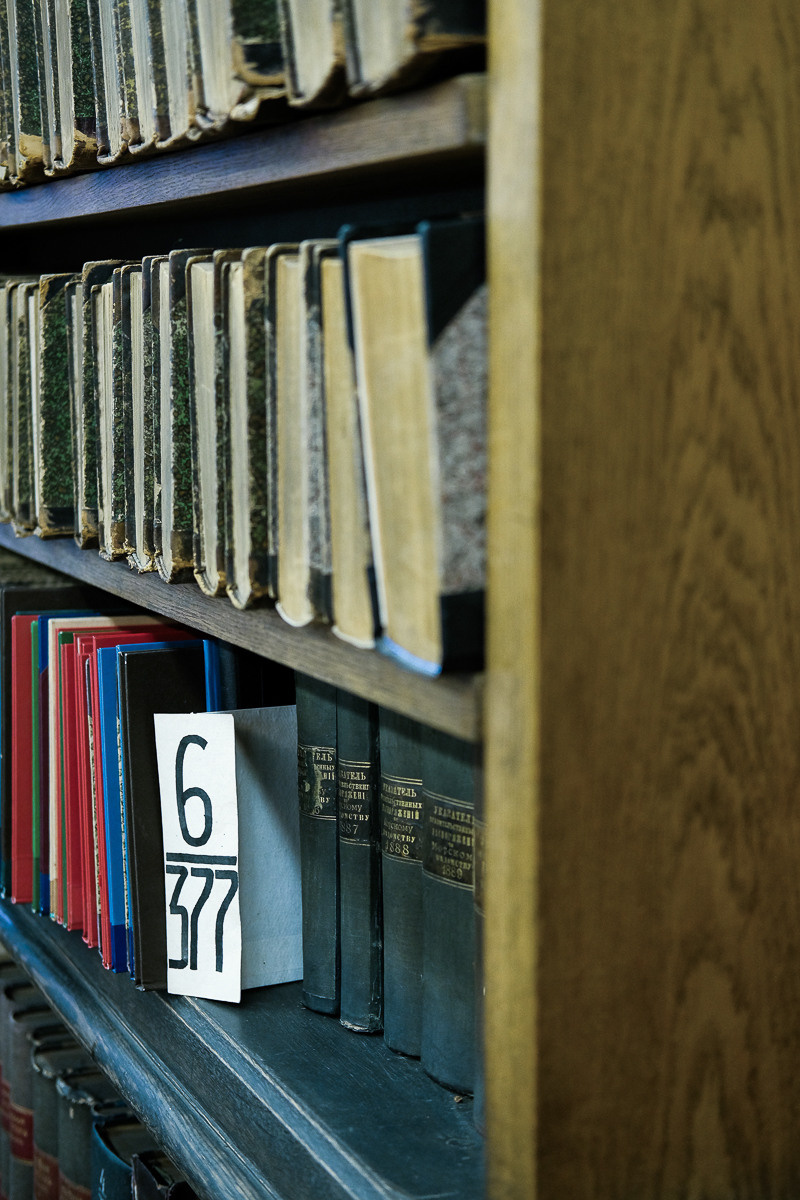 В библиотеках я ищу информацию о довоенном Грозном, сведения об университете, где преподавала бабушка