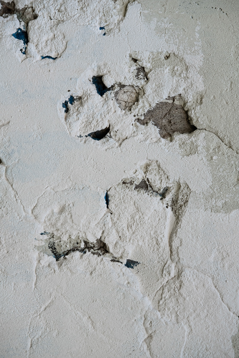 Стена разрушенного дома